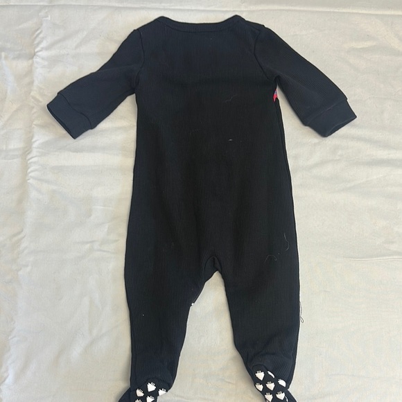 Arborist - NWOT - Playful Black and Pink Hockey design Footie - Picture 4 of 5